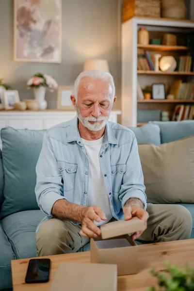 Ein Älterer Mann Großvater Rentner Mit Grauen Haaren Und Bart — Stockfoto