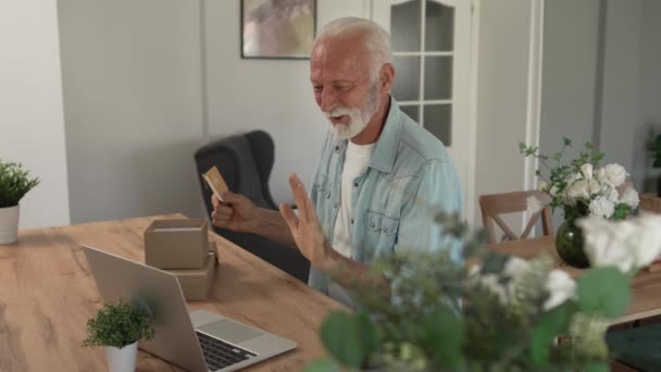Pensionista Avô Homem Sênior Com Cabelos Grisalhos Barba Receber Presentes — Vídeo de Stock