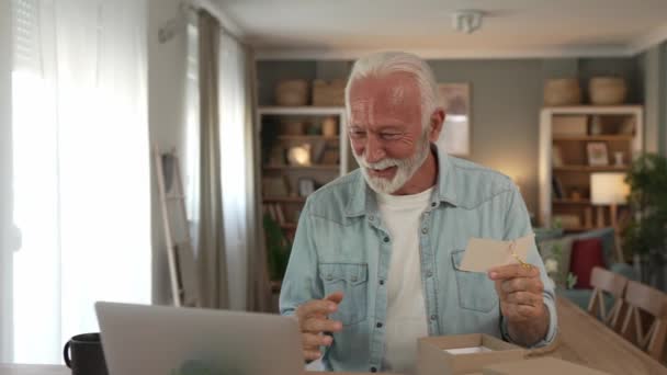 Egy Idős Férfi Nagyapa Nyugdíjas Ősz Hajjal Szakállal Ajándékokat Kap — Stock videók