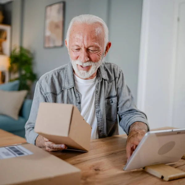 Ein Senior Kaukasischen Mann Hause Halten Cardbox Paket Geliefert Geschenk — Stockfoto