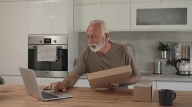 Evdeki üst düzey beyaz bir adam hediye ya da sipariş paketi getirdi. Sevkiyat alışverişini kontrol etmek için dizüstü bilgisayarı kullan ya da fotokopi odasını ara.