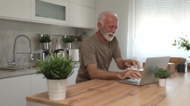 Evdeki üst düzey beyaz bir adam hediye ya da sipariş paketi getirdi. Sevkiyat alışverişini kontrol etmek için dizüstü bilgisayarı kullan ya da fotokopi odasını ara.