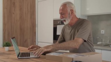 Evdeki üst düzey beyaz bir adam hediye ya da sipariş paketi getirdi. Sevkiyat alışverişini kontrol etmek için dizüstü bilgisayarı kullan ya da fotokopi odasını ara.