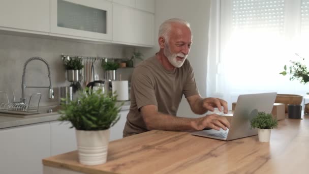 Een Senior Kaukasische Man Thuis Houden Kartonnen Doos Pakket Geleverd — Stockvideo