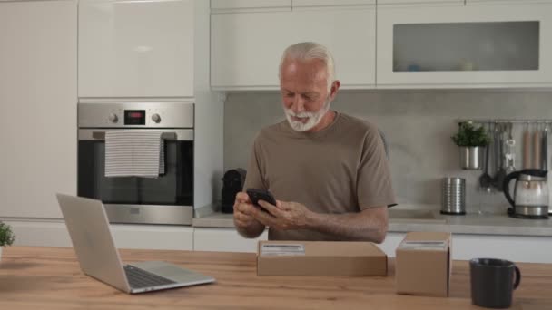Evdeki Üst Düzey Beyaz Bir Adam Karton Kutu Paketi Teslim — Stok video