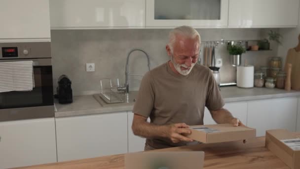 Uomo Caucasico Anziano Casa Tenere Pacchetto Scatole Cartone Consegnato Regalo — Video Stock