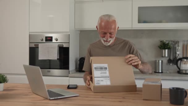 Ένας Ανώτερος Καυκάσιος Άνδρας Στο Σπίτι Hold Cardbox Πακέτο Παραδοθεί — Αρχείο Βίντεο