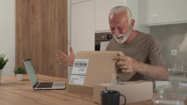 Homem Caucasiano Sênior Pacote Home Hold Cardbox Entregue Presente Ordem — Vídeo de Stock