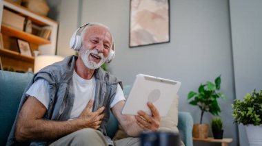 Son sınıf beyaz erkek emeklilerden biri evinde kanepede oturup film izlemek için dijital tablet kullanıyor ya da kafasında gri saç ve sakallı kulaklıkla internetten video görüşmesi yapıyor.