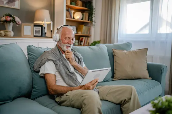 Son Sınıf Beyaz Erkek Emeklilerden Biri Evinde Kanepede Oturup Film — Stok fotoğraf