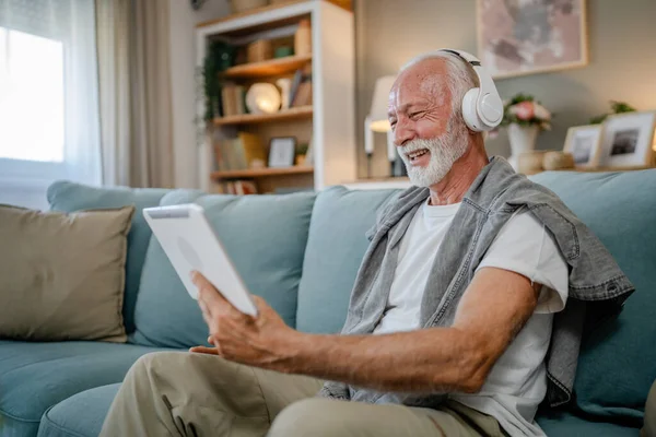 Een Oudere Man Oude Blanke Man Gepensioneerde Zitten Thuis Slaapbank — Stockfoto