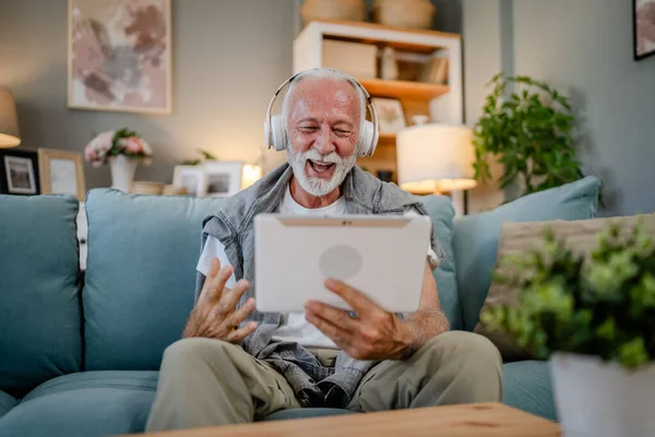 Son Sınıf Beyaz Erkek Emeklilerden Biri Evinde Kanepede Oturup Film — Stok fotoğraf