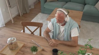 Son sınıf beyaz erkek emeklilerden biri evinde kanepede oturup film izlemek için dijital tablet kullanıyor ya da kafasında gri saç ve sakallı kulaklıkla internetten video görüşmesi yapıyor.