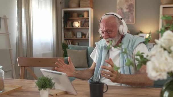 Son Sınıf Beyaz Erkek Emeklilerden Biri Evinde Kanepede Oturup Film — Stok video