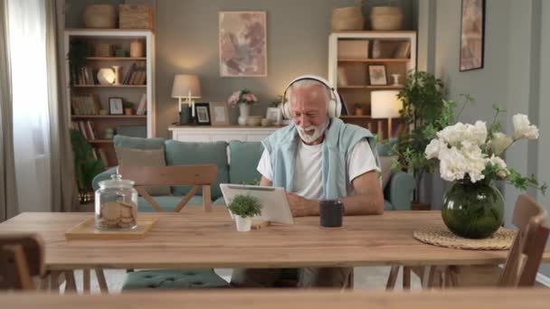Idoso Velho Caucasiano Aposentado Masculino Sentar Casa Sofá Cama Usar — Vídeo de Stock