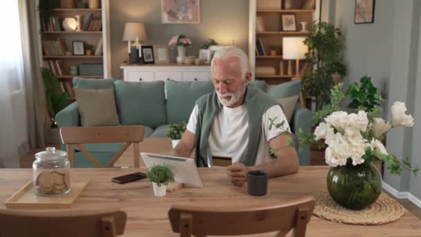 Een Man Senior Kaukasische Mannelijke Grootvader Zitten Thuis Gebruik Maken — Stockvideo