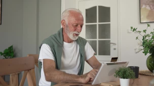 Üst Düzey Beyaz Erkek Büyükbaba Evde Oturuyor Nternetten Kredi Kartı — Stok video