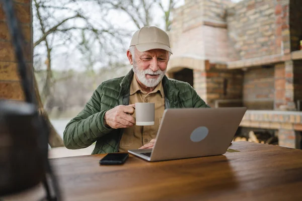 Homem Sênior Sentar Livre Outono Dia Segurar Xícara Café Chá — Fotografia de Stock