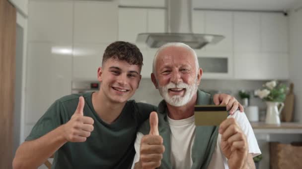 Een Tiener Jongeman Senior Kaukasische Mannelijke Grootvader Zitten Thuis Gebruik — Stockvideo