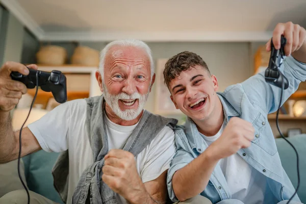 Kaukasischer Teenager Und Älterer Mann Großvater Und Enkel Sitzen Auf — Stockfoto