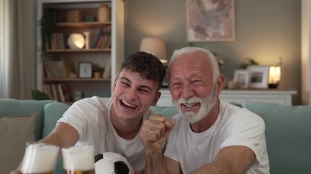 Biały Nastolatek Senior Mężczyzna Dziadek Wnuk Siedzieć Kanapie Domu Oglądać — Wideo stockowe