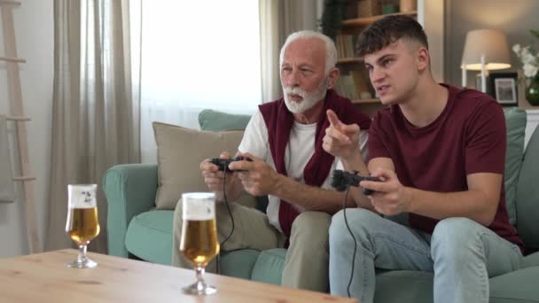 Fehér Tinédzser Idősebb Férfi Nagyapa Unokája Ülni Kanapén Otthon Játszani — Stock videók