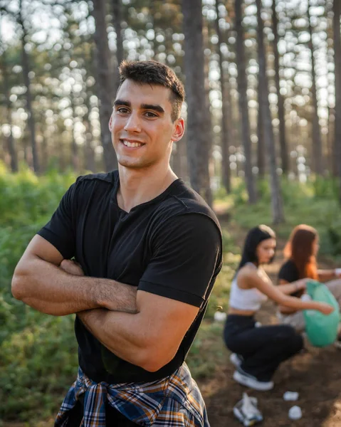 Portrét Kavkazské Mužské Teenager Aktivista Dobrovolník Při Sběru Odpadu Odpadky — Stock fotografie