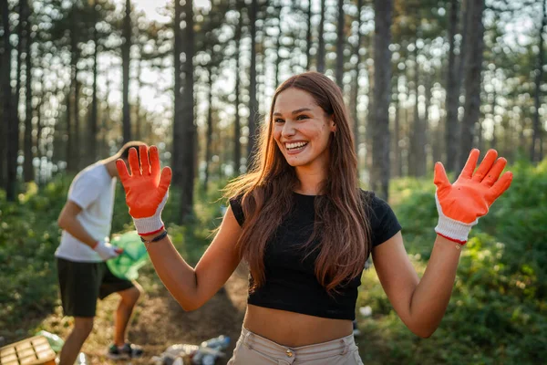 Retrato Branca Adolescente Ativista Voluntário Durante Coleta Lixo Garrafas Plástico — Fotografia de Stock