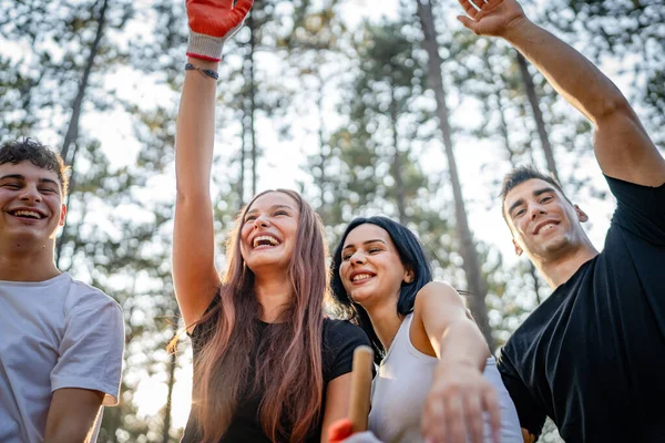 Bir Grup Genç Arkadaş Erkek Beyaz Kadın Atık Plastik Şişeleri — Stok fotoğraf