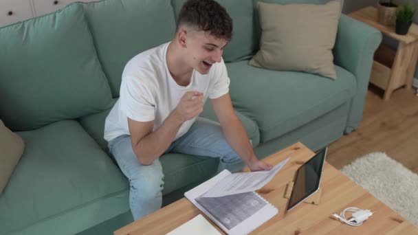 Ung Kaukasisk Man Tonåring Student Studerar Hemma Slow Motion — Stockvideo