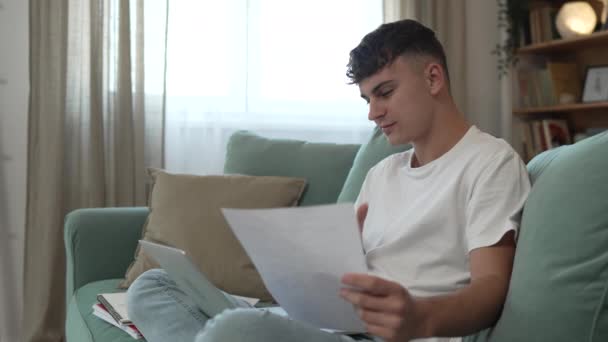 Jonge Blanke Man Tiener Student Studie Thuis Slow Motion — Stockvideo
