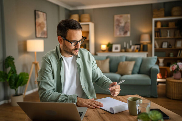 один взрослый мужчина белый мужчина с бородой работы на ноутбуке дома счастливая улыбка успех внештатный предприниматель или удаленной работы концепции