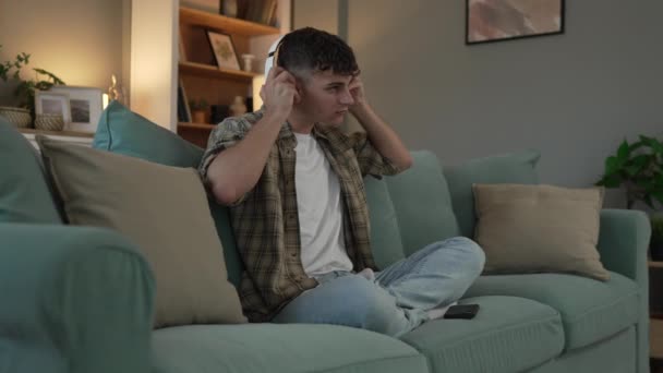 Ένας Έφηβος Άνδρας Νεαρός Καυκάσιος Άντρας Χρησιμοποιεί Ακουστικά Για Online — Αρχείο Βίντεο