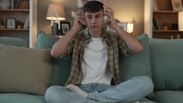 Bir Genç Adam Genç Beyaz Erkek Kulaklıkları Internet Rehberli Meditasyon — Stok video