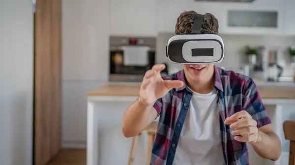 Chico Caucásico Adolescente Joven Estudiante Disfrutar Realidad Virtual Auriculares Casa — Foto de Stock