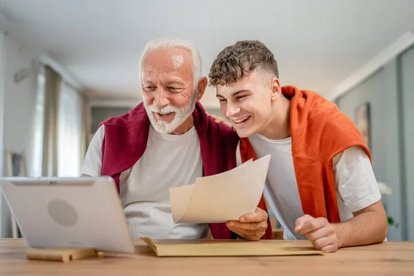 Senior Man Grandfather Caucasian Man Teenager Boy Grandson Receive Letter — Stock Photo, Image