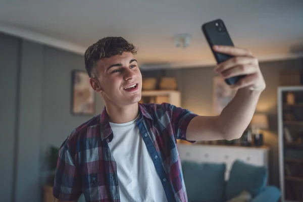 Ένας Άνδρας Καυκάσιος Έφηβος Αγόρι Τραβήξτε Φωτογραφίες Selfie Αυτο Πορτρέτο — Φωτογραφία Αρχείου