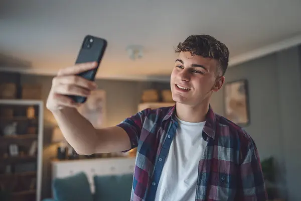 Hombre Caucásico Adolescente Varón Tomar Fotos Selfie Autorretrato Uso Teléfono —  Fotos de Stock
