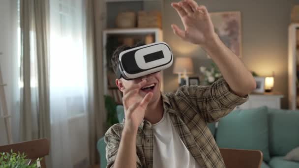 Chico Caucásico Adolescente Joven Estudiante Disfrutar Realidad Virtual Auriculares Casa — Vídeos de Stock