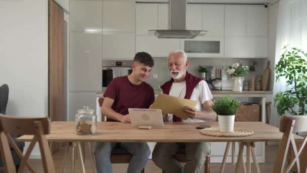 Senior Mann Großvater Und Kaukasischen Mann Teenager Junge Enkel Erhalten — Stockvideo