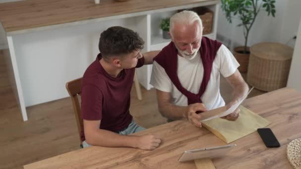 Bărbat Senior Bunic Bărbat Caucazian Băiat Adolescent Nepotul Primește Scrisoare — Videoclip de stoc