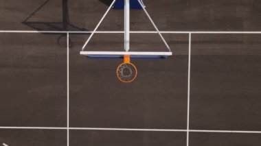 Yaz günü asfalt basketbol sahasında İHA hava görüntüsü 