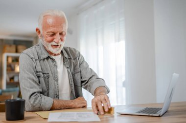 Beyaz tenli üst düzey bir adam, banka hesap özeti kredi onayı sözleşmesi ya da iş sigortası haber davetiyesi alırken mektup imzalama zarfını evde otururken imzaladı.