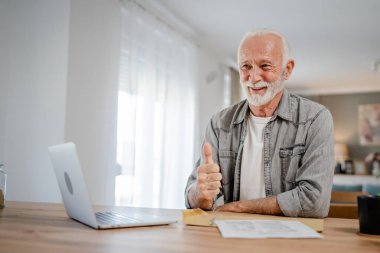 Beyaz tenli üst düzey bir adam, banka hesap özeti kredi onayı sözleşmesi ya da iş sigortası haber davetiyesi alırken mektup imzalama zarfını evde otururken imzaladı.