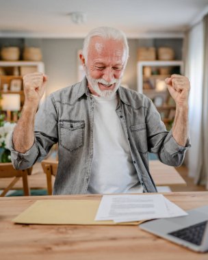 Beyaz tenli üst düzey bir adam banka hesap özeti, kredi onaylama sözleşmesi ya da iş sigortası haber davetiyesi alırken mektup ya da belge zarfını açarken