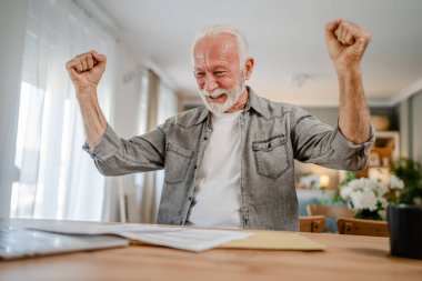 Beyaz tenli üst düzey bir adam banka hesap özeti, kredi onaylama sözleşmesi ya da iş sigortası haber davetiyesi alırken mektup ya da belge zarfını açarken