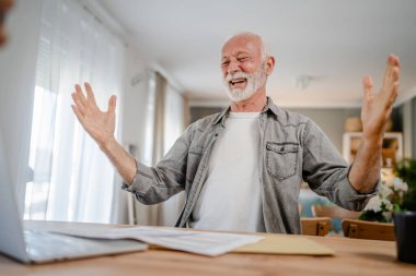 Beyaz tenli üst düzey bir adam banka hesap özeti, kredi onaylama sözleşmesi ya da iş sigortası haber davetiyesi alırken mektup ya da belge zarfını açarken