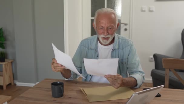 Homem Caucasiano Sênior Abrir Carta Correio Envelope Documento Enquanto Senta — Vídeo de Stock
