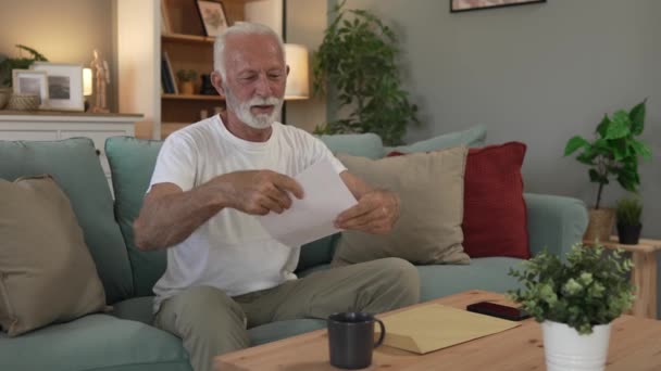 Senior Caucasico Uomo Lettera Posta Aperta Busta Documento Mentre Sedersi — Video Stock