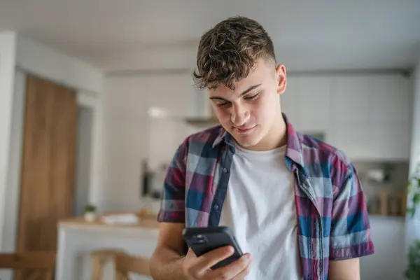 Jeden Mężczyzna Kaukaski Mężczyzna Nastolatek Chłopiec Używać Smartfon Telefon Komórkowy — Zdjęcie stockowe